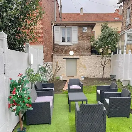 Jolie Petite Maison Avec Un Grand Jardin *