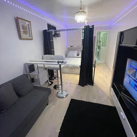 Holiday home Jolie Petite Maison Avec Un Grand Jardin Montmagny