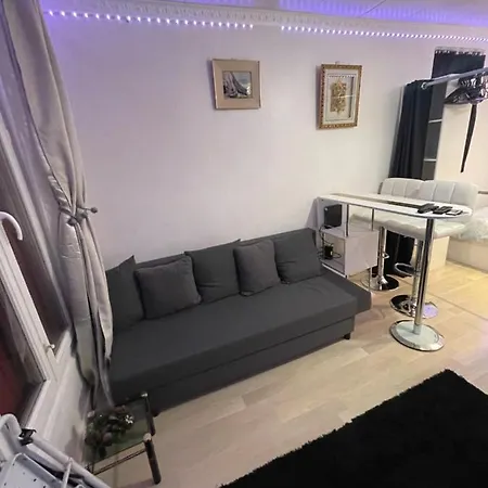 Jolie Petite Maison Avec Un Grand Jardin *